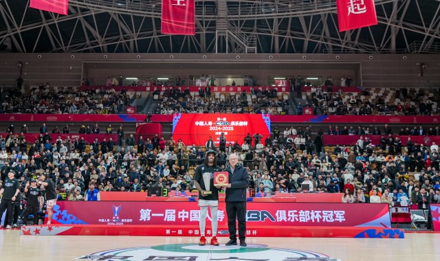 都准备退役了😂!布莱德索回到CBA半场砍31分 还顺手拿了个MVP~