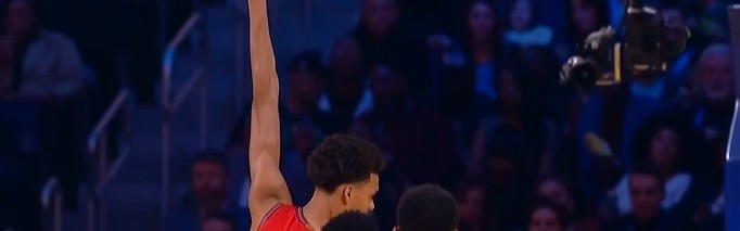 什么天赋怪🙄文班越过希罗防守左手暴扣 几乎落地了手还吊着筐