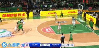 啥招也会！奥利弗先张手三分&再大幅度变向接后仰中投 连砍5分！