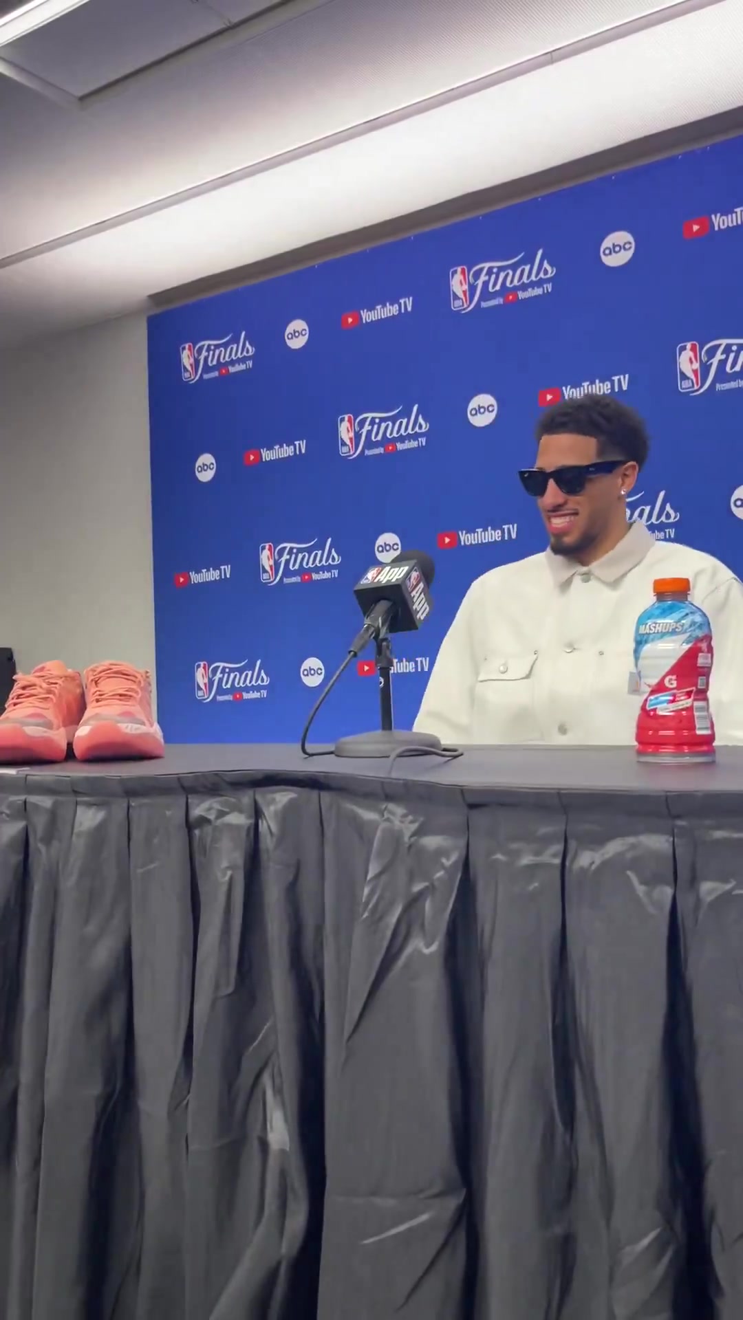 彪马：👍🏾哈利伯顿赛后采访 直接把个人1代签名鞋摆上桌面！